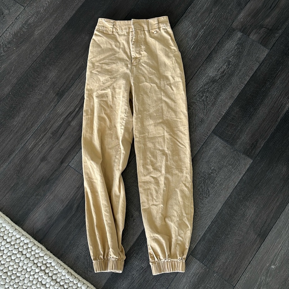 I am Gia tan Cargos size small